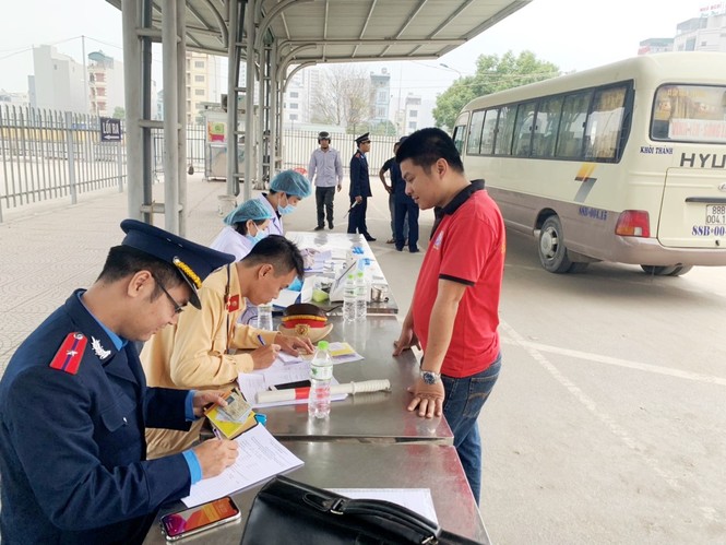 Thanh tra lập 'chốt' nóng đảm bảo trật tự giao thông - ảnh 3