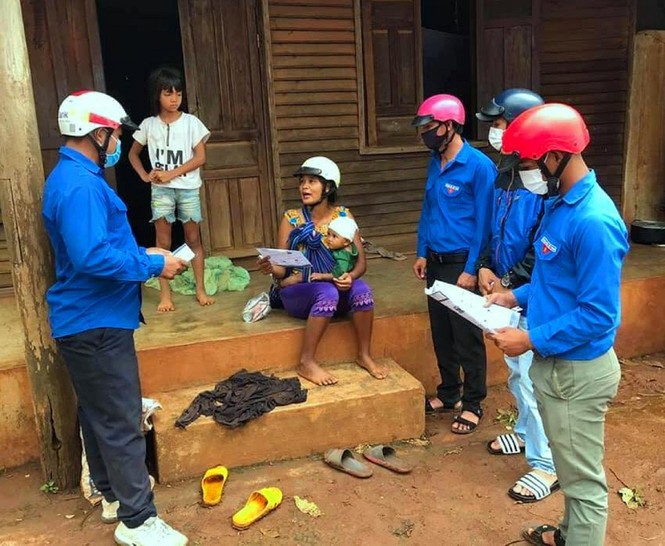 Những đoàn viên đi từng ngõ, gõ cửa từng nhà chống dịch - ảnh 1