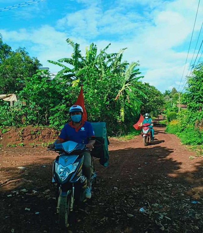 Những đoàn viên đi từng ngõ, gõ cửa từng nhà chống dịch - ảnh 2