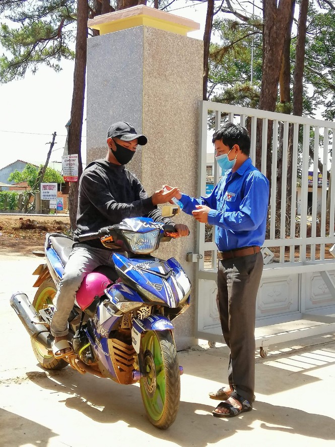 Những đoàn viên đi từng ngõ, gõ cửa từng nhà chống dịch - ảnh 4