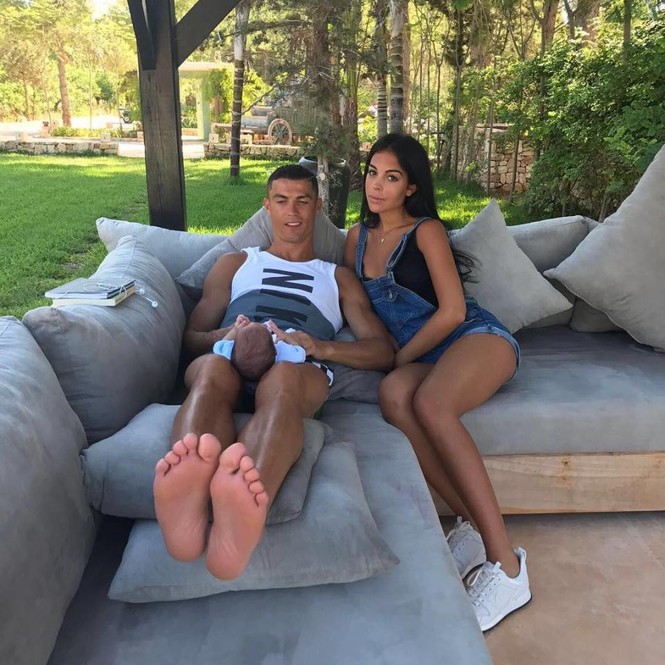 Chia tay Real, Ronaldo rao bán siêu biệt thự ở Madrid - ảnh 1