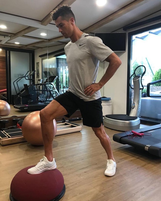 Chia tay Real, Ronaldo rao bán siêu biệt thự ở Madrid - ảnh 4