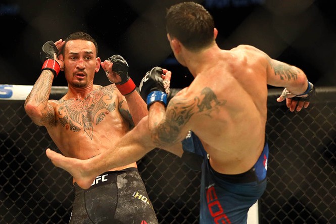 Max Holloway hạ 'lão tướng', bảo vệ thành công đai vô địch UFC - ảnh 3