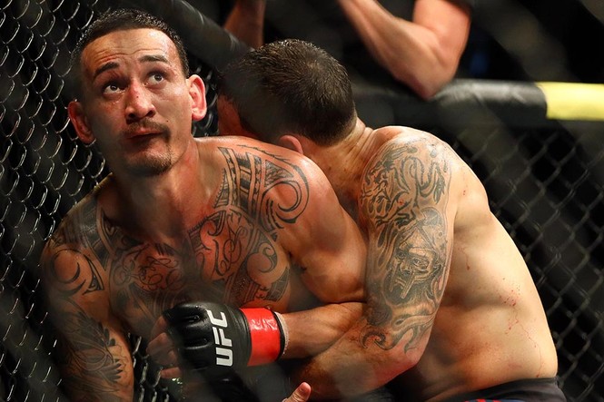 Max Holloway hạ 'lão tướng', bảo vệ thành công đai vô địch UFC - ảnh 4