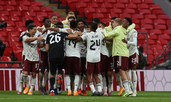 Hạ Liverpool, Arsenal mở tiệc ăn mừng tại Wembley - ảnh 6 Hạ Liverpool, Arsenal mở tiệc ăn mừng tại Wembley - ảnh 6