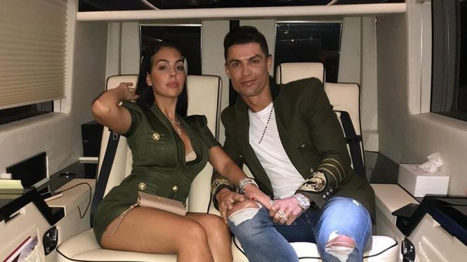 Bạn gái Ronaldo hé lộ điều bất ngờ: ‘Giới thượng lưu không chấp nhận chúng tôi’ - ảnh 2