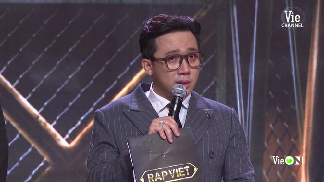 Sân khấu 'Rap Việt' ngập tràn nước mắt, Trấn Thành nhòe lệ vì những ‘chiến binh tâm hồn’ - ảnh 2