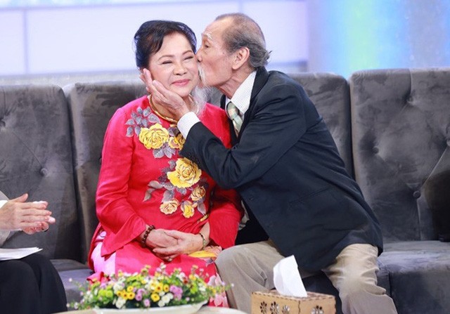 Minh chứng tình yêu vĩnh cửu, NSƯT Mạnh Dung thắm thiết hôn vợ Thanh Dậu sau 60 năm - ảnh 3