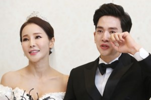Showbiz 8/7: Tiết lộ bất ngờ về ca sĩ U50 cưới chồng 29? - ảnh 1