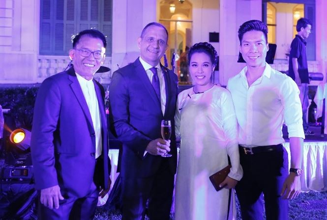 Showbiz 15/7:Clip Trấn Thành đoán kết quả World Cup bằng dép gây sốt - ảnh 1