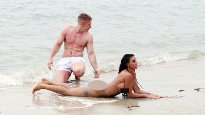 'Bom sex' Anh tiếp tục thoát y trên bãi biển mặc nguy cơ bị bắt giữ - ảnh 2