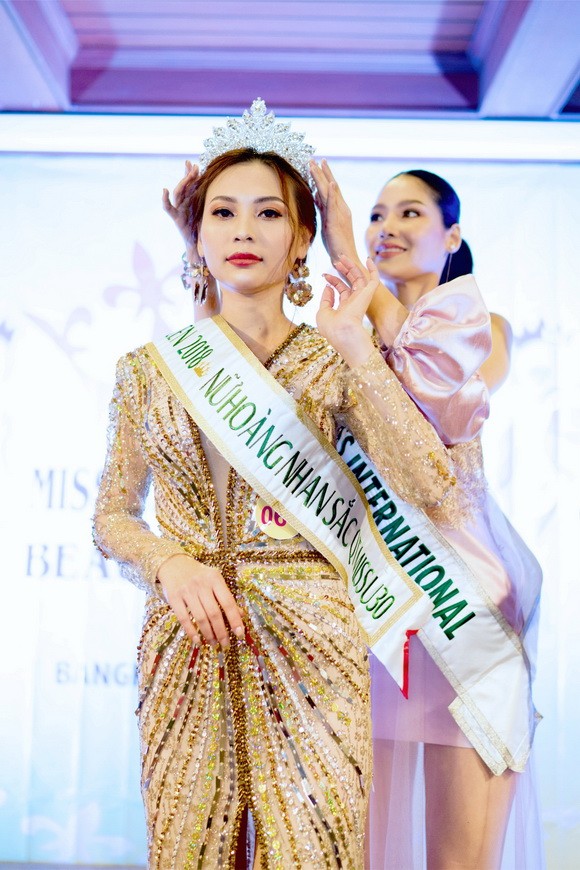 Showbiz 26/7: DJ ngoan hiền gây tranh cãi vì thả rông vòng 1 - ảnh 4