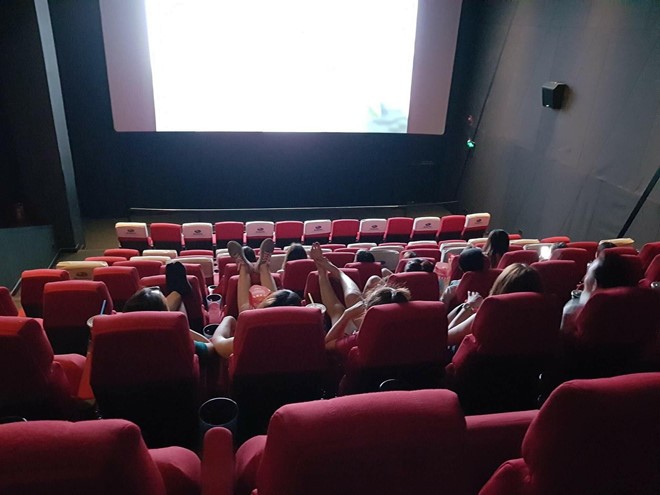 Gác chân lên ghế, ngồi lên đùi: Đi xem phim hay làm trò gì vậy? - ảnh 2