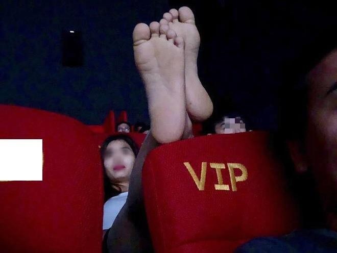 Gác chân lên ghế, ngồi lên đùi: Đi xem phim hay làm trò gì vậy? - ảnh 1