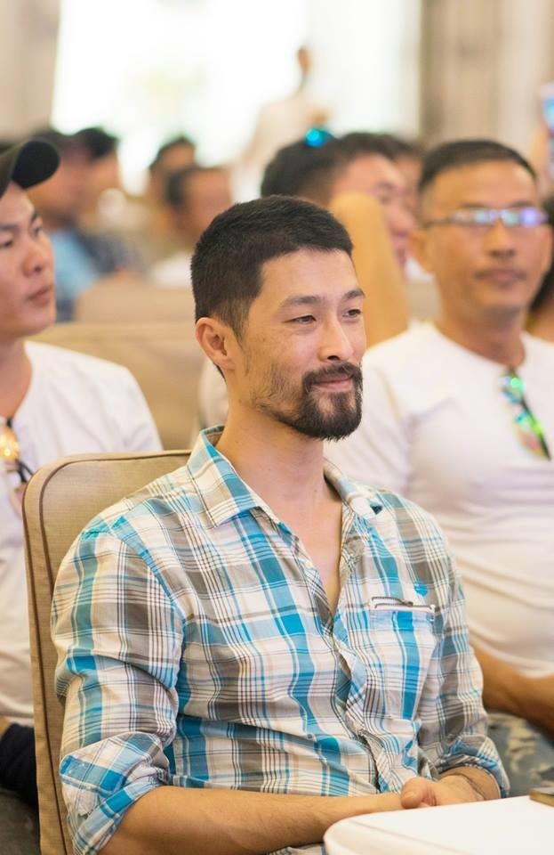 Johnny Trí Nguyễn lại 'gây hoang mang' xuất hiện gầy gò bên bạn gái - ảnh 2