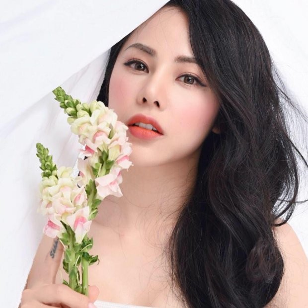 Vẻ nóng bỏng của MC VTV gây sốt vì câu 'Chúng ta lấy chồng để làm gì?” - ảnh 2