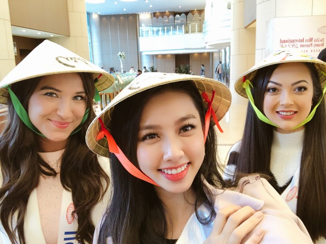 Dù chưa chính thức có hoạt động nào diễn ra trong khuôn khổ cuộc thi, nhưng cô nhanh chóng có được mối quan hệ thân thiết với các thí sinh với việc tặng nón lá cho các thí sinh khác.