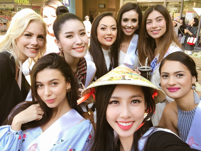 Đại diện Việt Nam tại Miss International chia sẻ, chiếc nón lá vừa dễ sử dụng, lại rất duyên dáng và mang đậm bẳn sắc Việt không nơi nào có thể tìm thấy, cô còn cố ý chọn từng hình ảnh danh lam thắng cảnh Việt được vẽ trên từng chiếc nón lá khác nhau, các người đẹp tại Miss International đều tỏ ra rất thích thú với món quà đặc biệt này.