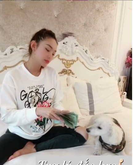 Showbiz 28/11: David Beckham gây tranh cãi vì nụ hôn với con gái - ảnh 5
