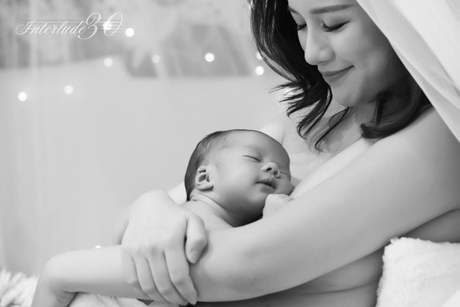 MC Minh Trang gây tranh cãi trên mạng xã hội vì cách cho con bú - ảnh 6