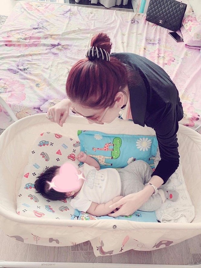 Lâm Khánh Chi khoe ảnh con trai 3 tháng có mũi cao vút giống cô - ảnh 4