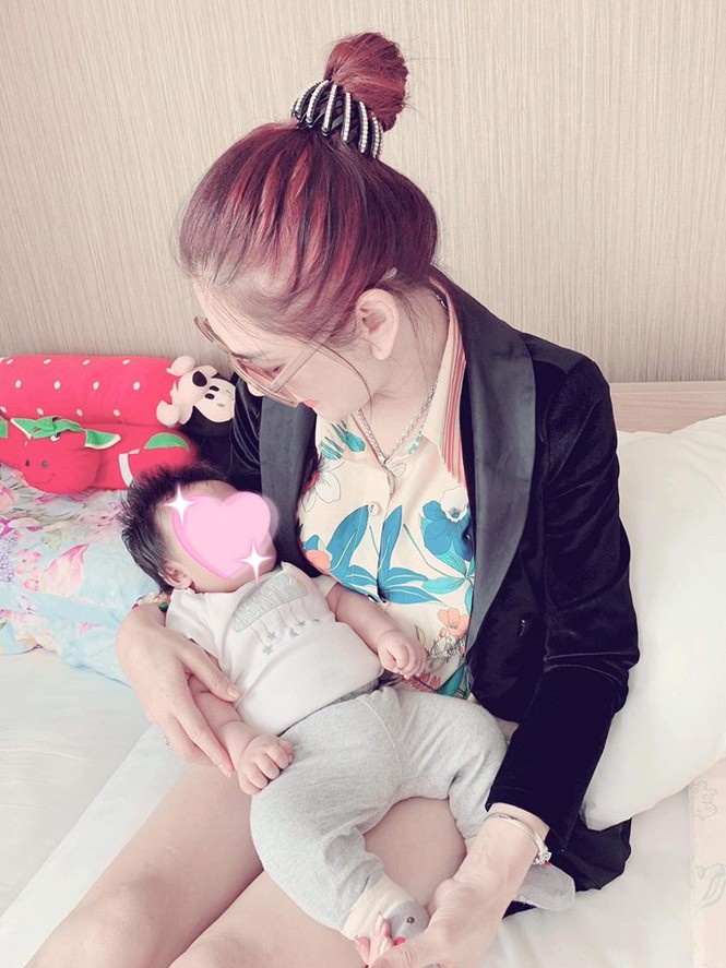 Lâm Khánh Chi khoe ảnh con trai 3 tháng có mũi cao vút giống cô - ảnh 2