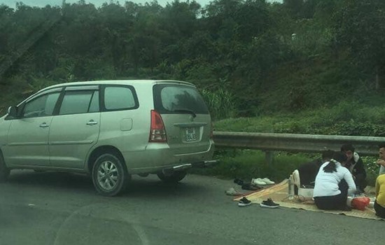 6 người rải chiếu ngồi ăn ở làn khẩn cấp cao tốc Nội Bài - Lào Cai - ảnh 1