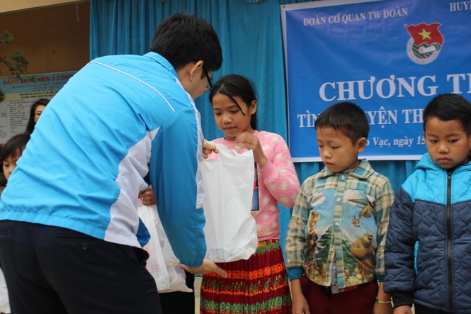 Trung ương Đoàn thăm và tặng quà học sinh xã biên giới Hà Giang - ảnh 2