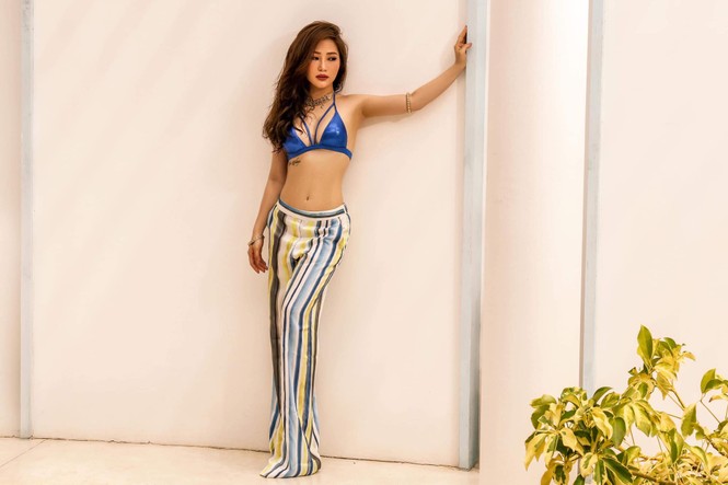 Hương Tràm để lộ hình xăm ở ngực khi tung ảnh bikini - ảnh 3