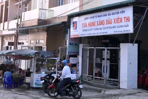Người dân đảo Lý Sơn xếp hàng mua xăng dầu dự trữ - ảnh 2