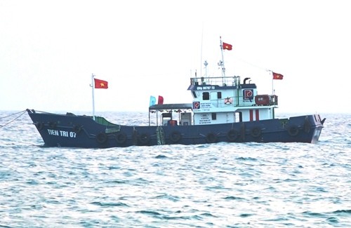 Người dân đảo Lý Sơn xếp hàng mua xăng dầu dự trữ - ảnh 3