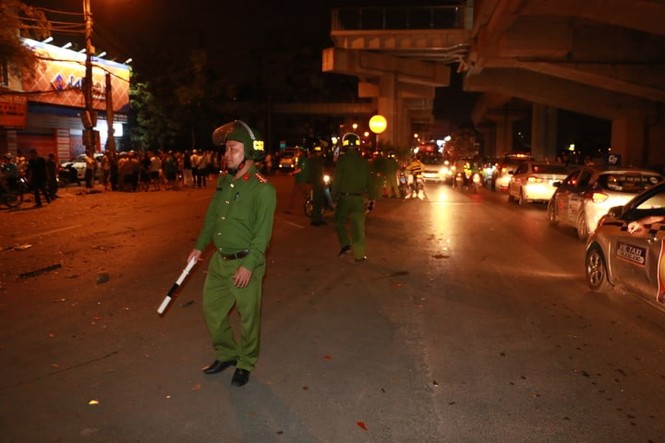 'Xe điên' đâm loạn xạ trên đường Láng, một nữ công nhân tử vong - ảnh 11