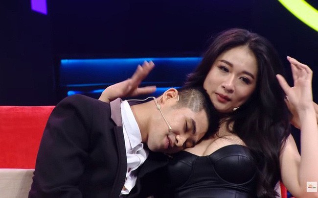Sốc khi cô gái kéo bạn nam áp vào ngực trên sóng truyền hình - ảnh 4
