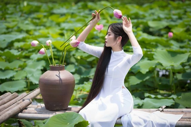 'Công chúa tóc mây' phiên bản Việt khoe sắc bên sen - ảnh 1