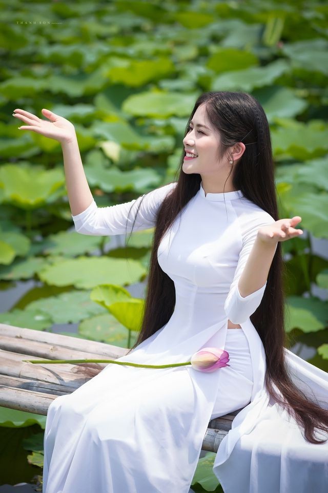 'Công chúa tóc mây' phiên bản Việt khoe sắc bên sen - ảnh 2