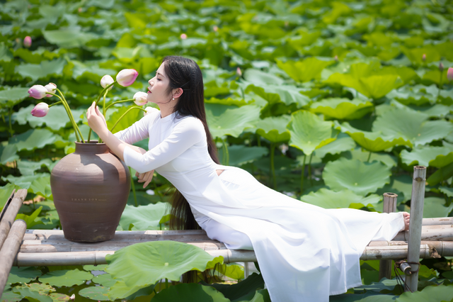 'Công chúa tóc mây' phiên bản Việt khoe sắc bên sen - ảnh 4