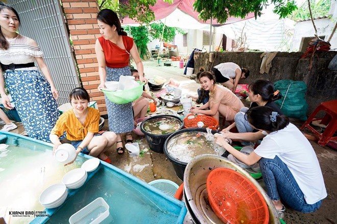 Ảnh cô dâu Nghệ An rửa bát sau đám cưới gây ý kiến trái chiều - ảnh 1