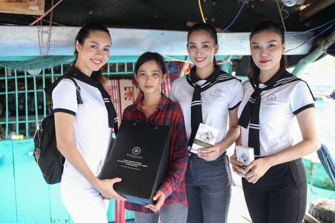 Trao tặng sách quý cho học sinh và ngư dân tại Quần đảo Thổ Chu - ảnh 10