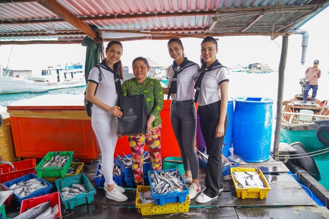 Trao tặng sách quý cho học sinh và ngư dân tại Quần đảo Thổ Chu - ảnh 12