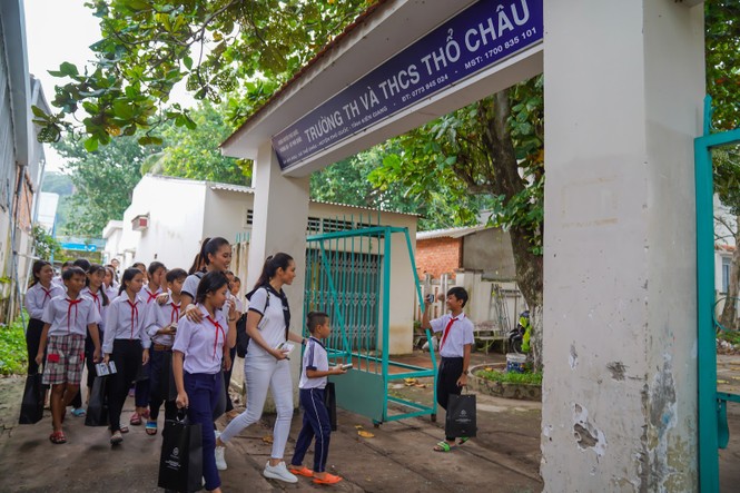 Trao tặng sách quý cho học sinh và ngư dân tại Quần đảo Thổ Chu - ảnh 1