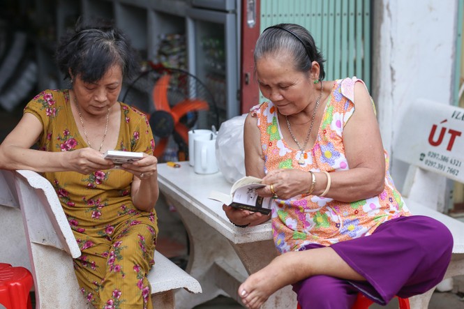 Trao tặng sách quý cho học sinh và ngư dân tại Quần đảo Thổ Chu - ảnh 2