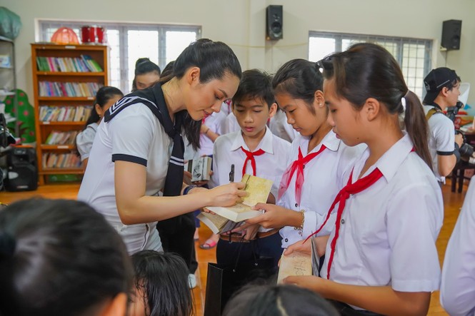 Trao tặng sách quý cho học sinh và ngư dân tại Quần đảo Thổ Chu - ảnh 5