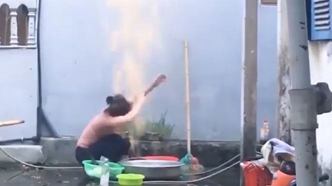 YouTuber đổ nước mắm lên người mẹ để ăn mừng: 'Thông điệp' tiêu cực tới xã hội - ảnh 4