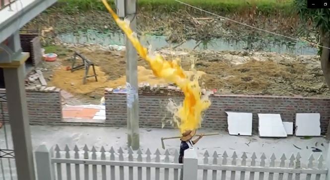 YouTuber đổ nước mắm lên người mẹ để ăn mừng: 'Thông điệp' tiêu cực tới xã hội - ảnh 5