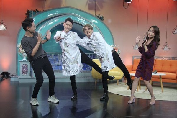 Showbiz 25/7: MC VTV6 bị chỉ trích vì phát ngôn 'kém duyên' - ảnh 1