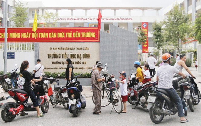 Phụ huynh gửi con về quê sau vụ cháy kho Rạng Đông - ảnh 2
