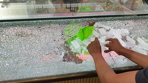 Kinh hoàng cảnh tiệm vàng bị cướp nổ súng tấn công trong 30 giây - ảnh 2