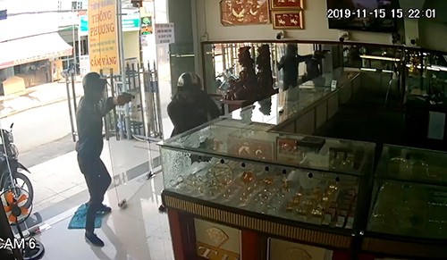Kinh hoàng cảnh tiệm vàng bị cướp nổ súng tấn công trong 30 giây - ảnh 1