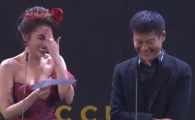 Showbiz 28/12: Người đẹp gây 'sốc' vì đọc nhầm tên quay phim thành từ nhạy cảm - ảnh 1