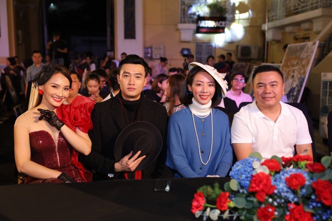 Showbiz: Hoa đán Trung Quốc bị chỉ trích vì gác chân lên ghế máy bay là ai? - ảnh 6